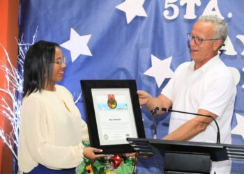 El alcalde Rolando Ortiz Velázquez entrega Proclama del evento a Merry Manso Dávila, gerente educativa y de eventos comunitarios del Ecoexploratorio en representación de Ada Monzón. (Foto suministrada)
