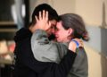 Sharon Hertzman, a la derecha, abrazando a un familiar después de reunirse en el Centro Médico Sheba, el sábado 25 de noviembre de 2023, en Ramat Gan, Israel. (Foto: Haim Zach/GPO/Handout via AP)