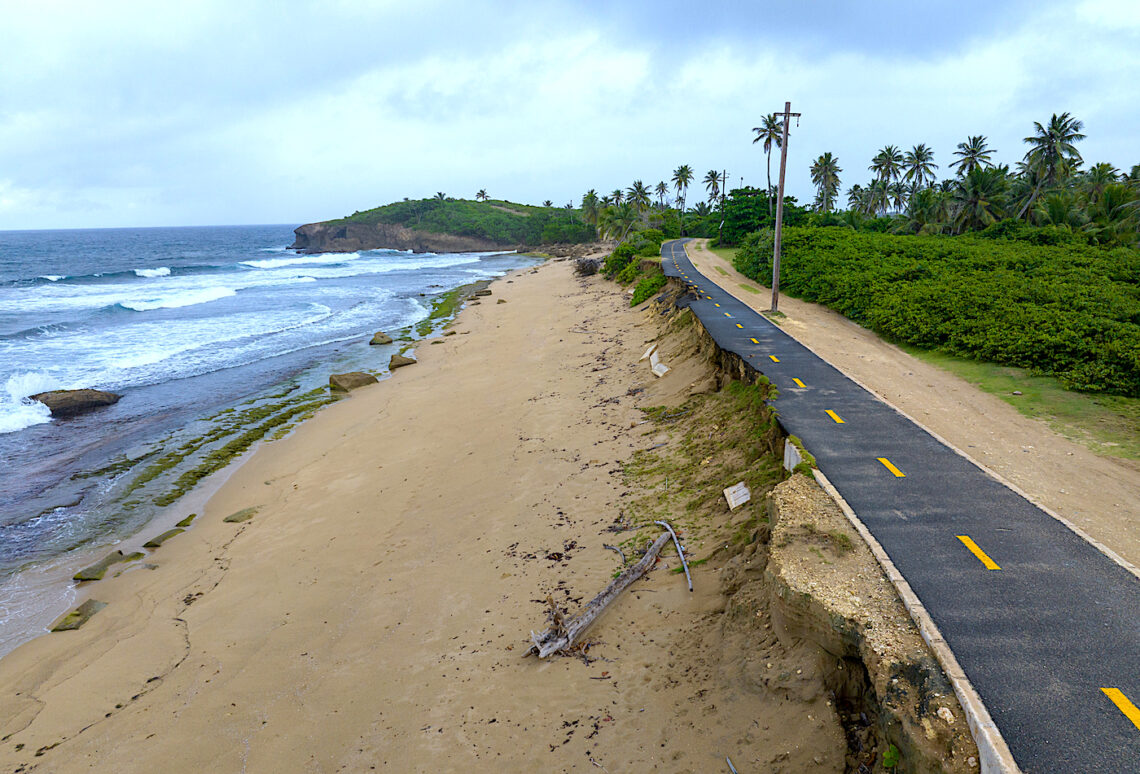 A unos cinco minutos de la comunidad Quique Bravo, un tramo de carretera en la playa Golondrinas, en Isabela, ha sido parcialmente destruido por la erosión costera.
(Foto: Jorge A. Ramírez Portela | CPI)