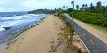 A unos cinco minutos de la comunidad Quique Bravo, un tramo de carretera en la playa Golondrinas, en Isabela, ha sido parcialmente destruido por la erosión costera.
(Foto: Jorge A. Ramírez Portela | CPI)