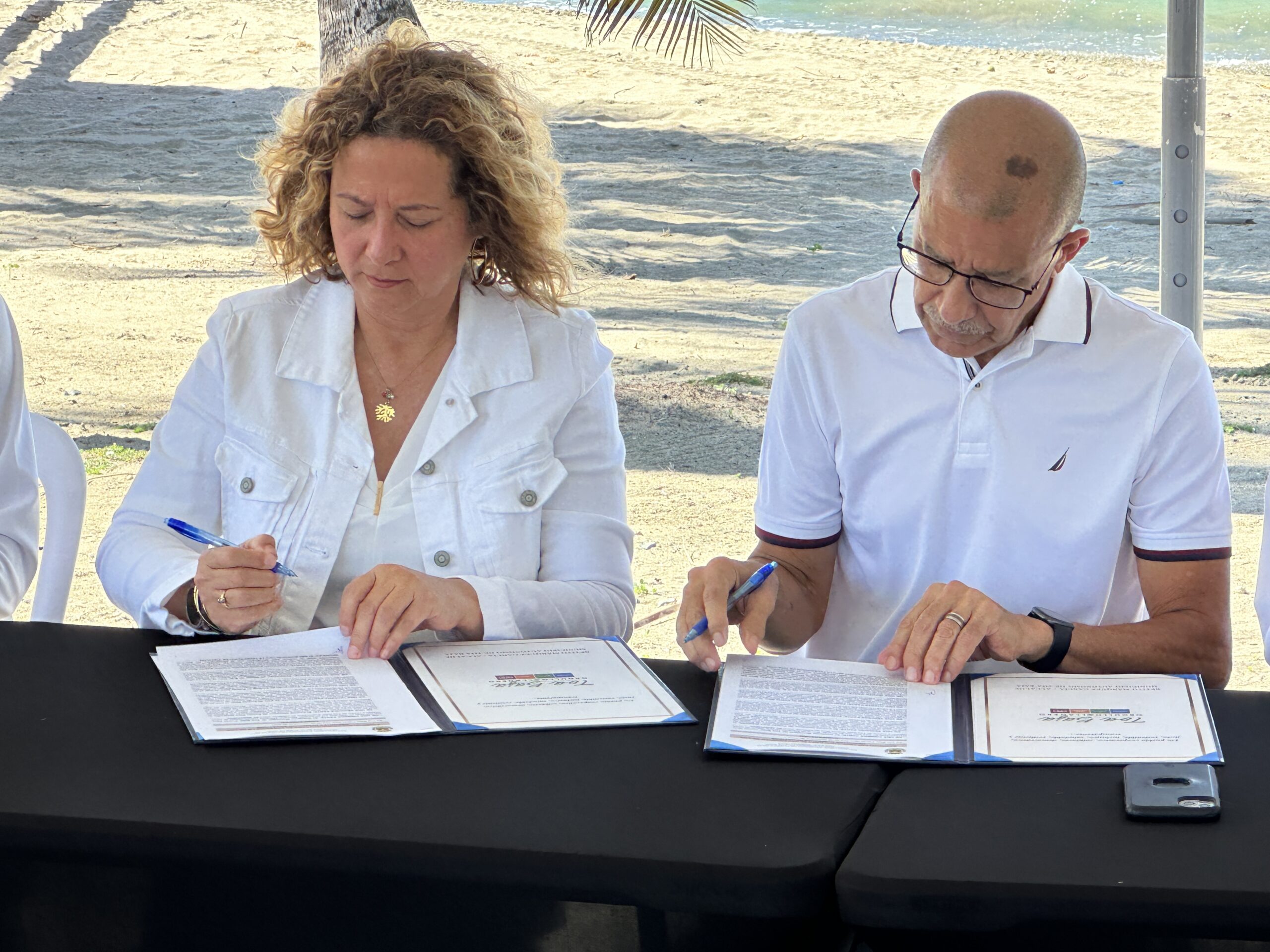 La presidenta del Comité Olímpico de Puerto Rico Sara Rosario y el alcalde de Toa Baja, Betito Marquez, firmaron un acuerdo colaborativo a favor de los deportes acuáticos. (Foto: COPUR)