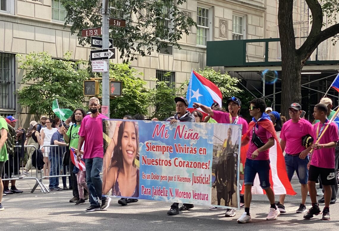 Familia de Jaideliz Moreno Ventura llevó el reclamo por la violación de derechos humanos hasta la Parada Puertorriqueña en Nueva York el 11 de junio de 2023. 
(Foto: Cristina del Mar Quiles/CPI)