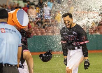 J.C. Escarra anotó la carrera del triunfo, tras pegar jonrón en la novena entrada. (Foto: Leones de Ponce)