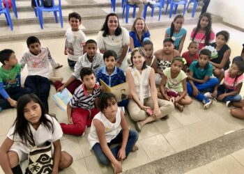 Al centro, Georgina, cuando hizo una lectura dramatizada de su libro GABITO a 25 niños de Aracataca, el pueblo natal de Gabriel García Márquez. (Foto suministrada)