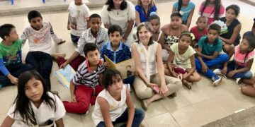 Al centro, Georgina, cuando hizo una lectura dramatizada de su libro GABITO a 25 niños de Aracataca, el pueblo natal de Gabriel García Márquez. (Foto suministrada)