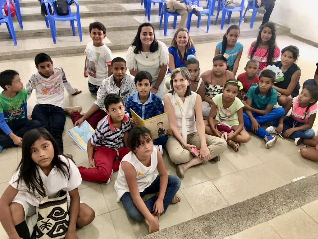 Al centro, Georgina, cuando hizo una lectura dramatizada de su libro GABITO a 25 niños de Aracataca, el pueblo natal de Gabriel García Márquez. (Foto suministrada)