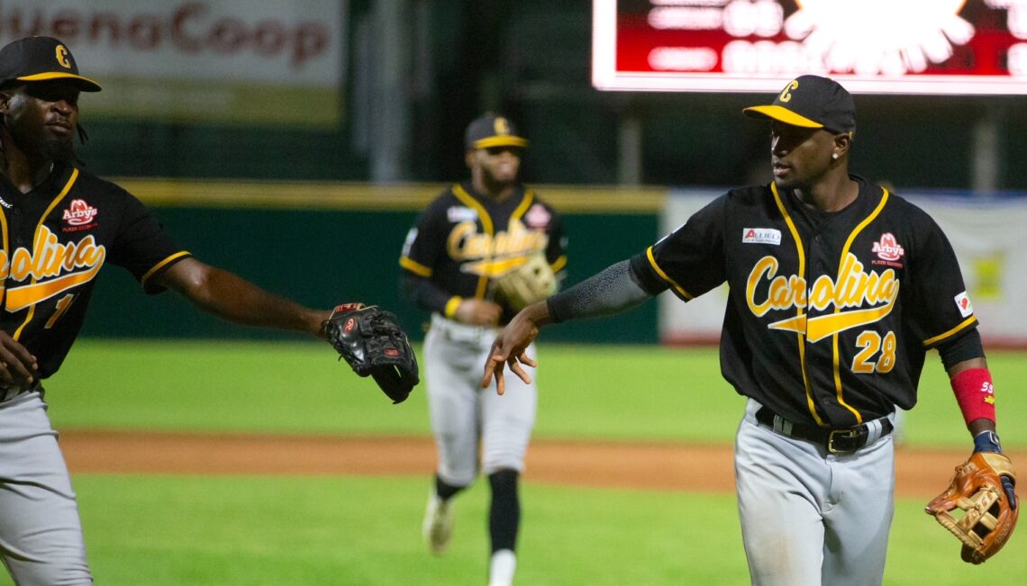 Adeiny Hechavarría celebra el triunfo de Carolina. (Foto suministrada)