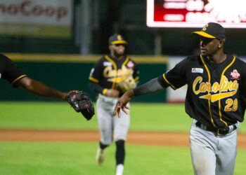 Adeiny Hechavarría celebra el triunfo de Carolina. (Foto suministrada)