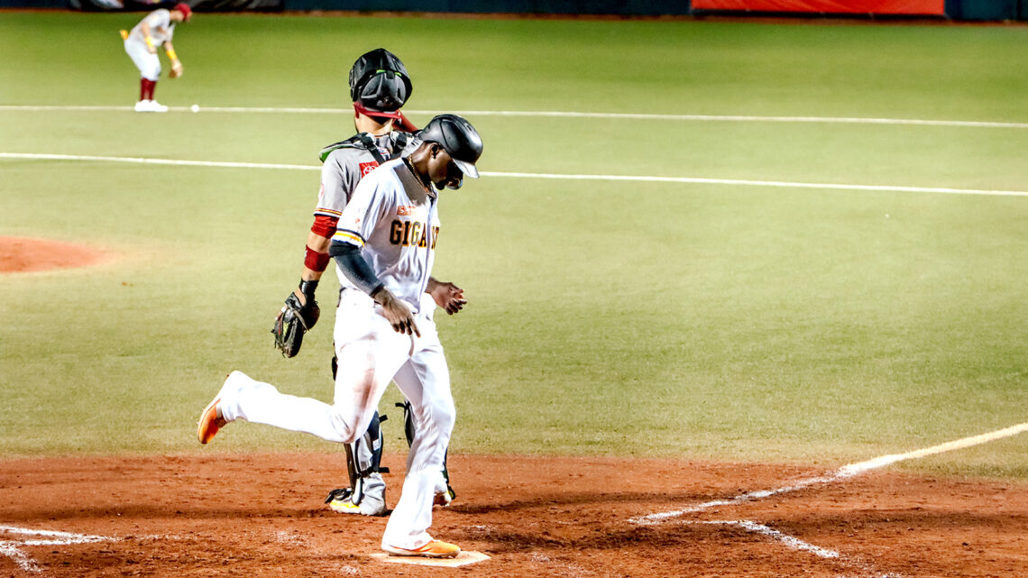 Adeiny Hechavarría, de los Gigantes de Carolina. (Foto suministrada)