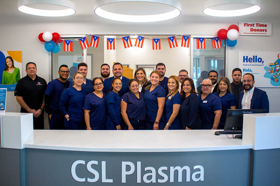 Empleados de CSL Plasma en la inauguración del nuevo centro de donaciones en Ponce. (Foto suministrada)