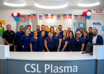 Empleados de CSL Plasma en la inauguración del nuevo centro de donaciones en Ponce. (Foto suministrada)