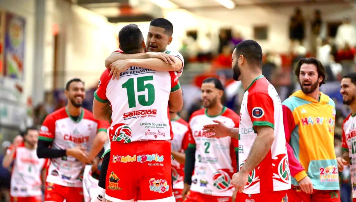 Los Caribes de San Sebastián celebran el triunfo que forzó un partido decisivo en la final contra Naranjito. (Foto suministrada)