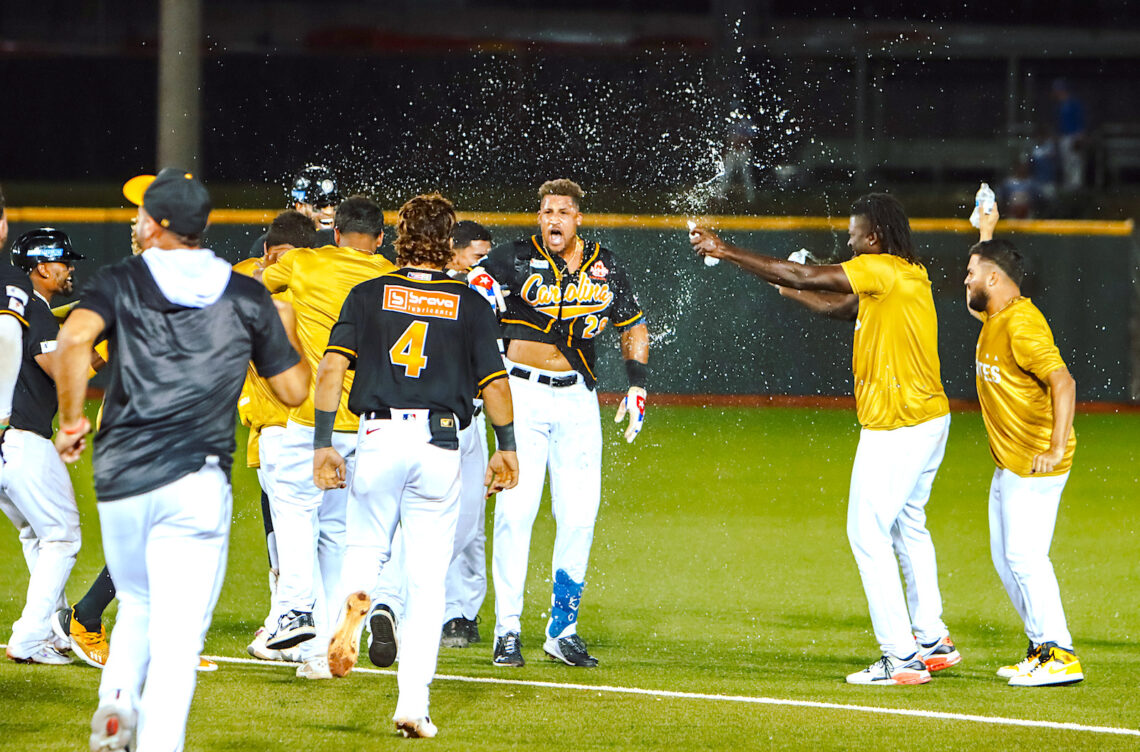 Gigantes de Carolina celebran su dramática victoria en entradas extras. (Foto: LBPRC)