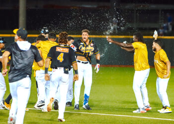 Gigantes de Carolina celebran su dramática victoria en entradas extras. (Foto: LBPRC)
