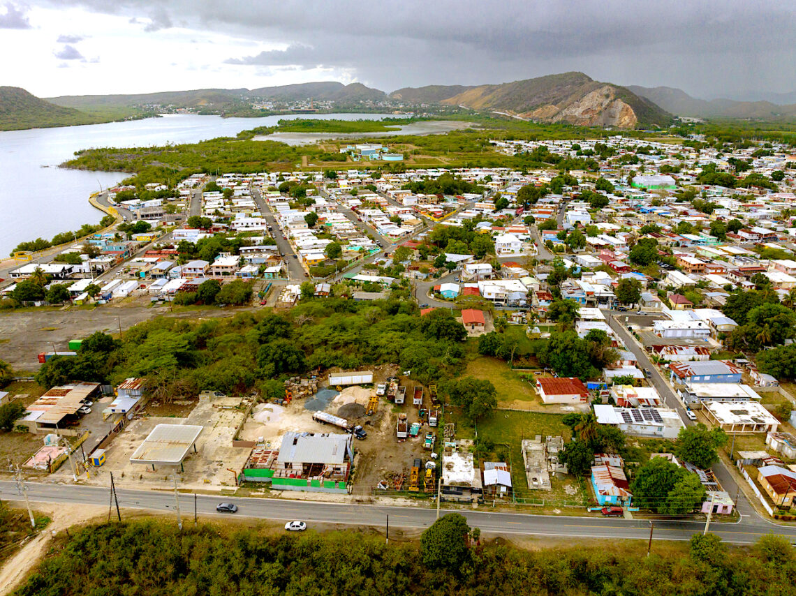 Vista aérea de la comunidad Esperanza en el pueblo de Guánica y al fondo la Bahía de Guánica. (Foto: Jorge Ramírez Portela | CPI)