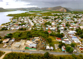 Vista aérea de la comunidad Esperanza en el pueblo de Guánica y al fondo la Bahía de Guánica. (Foto: Jorge Ramírez Portela | CPI)