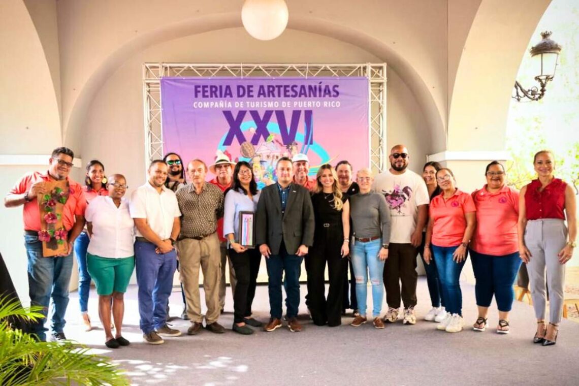 Un grupo de destacados artesanos y miembros del equipo laboral de la Compañía de Turismo de Puerto Rico. (Foto suministrada)