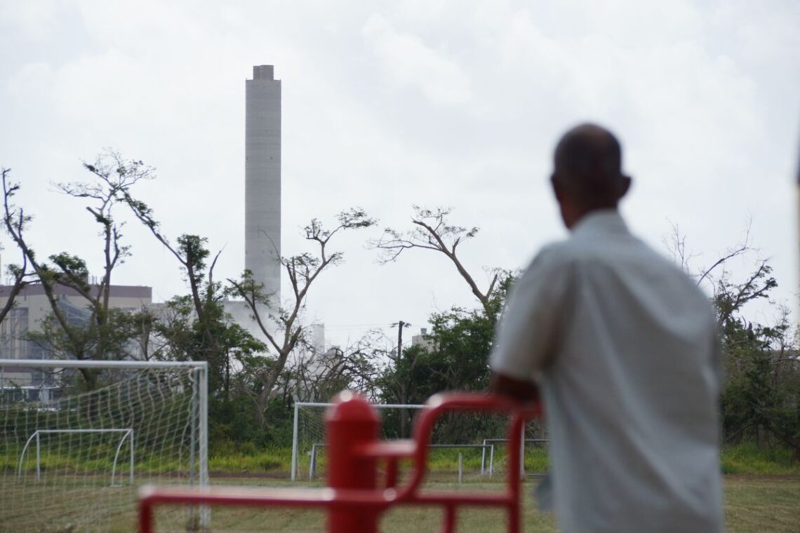 “O sea, que las enfermedades y las muertes que hay en nuestro sector no son tan importantes como salvar a esos criminales”, sentenció Alberto Colón del Valle, uno de los vecinos más cercanos a la carbonera. (Foto archivo)