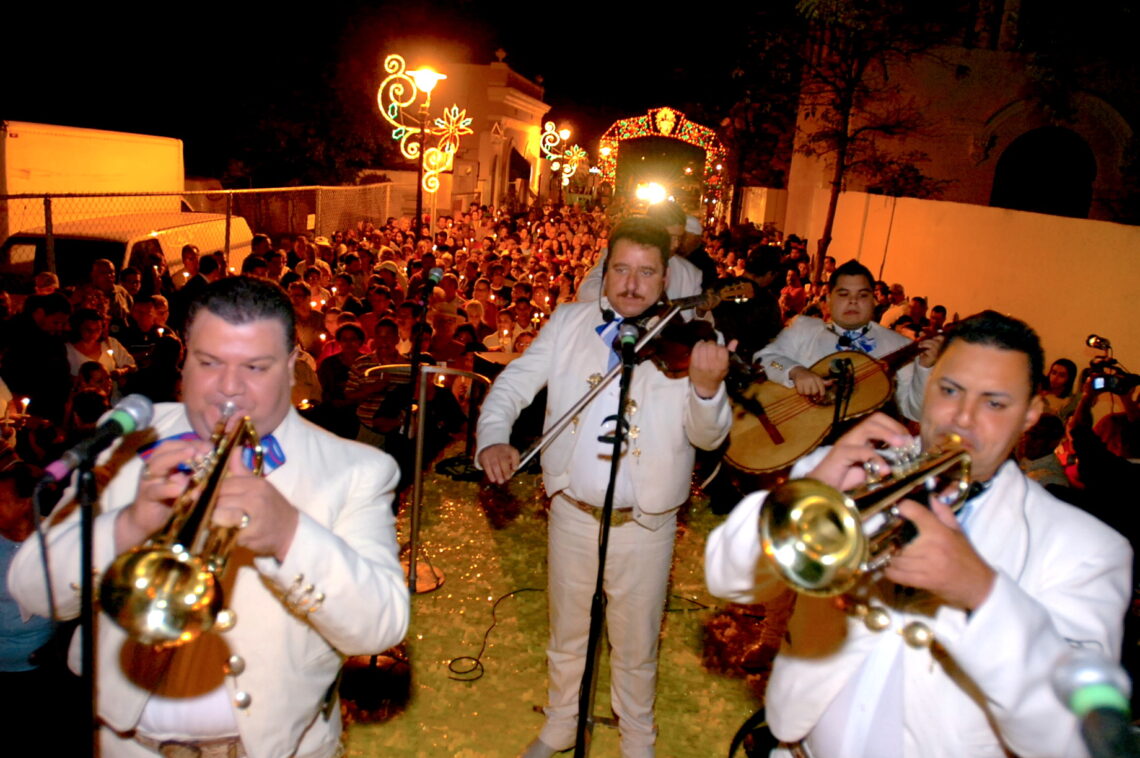 La Cantata de Las Mañanitas recorre la calle Isabel de Ponce hasta llegar a la Catedral Nuestra Señora de Guadalupe. (Foto archivo)