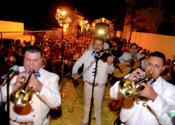 La Cantata de Las Mañanitas recorre la calle Isabel de Ponce hasta llegar a la Catedral Nuestra Señora de Guadalupe. (Foto archivo)
