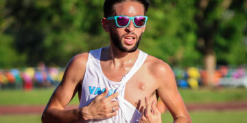 Miguel Olivo Rivera enseña su catéter al llegar a la meta del campeonato de campo traviesa de la LAI. (Foto: Kendall Torres/LAI)