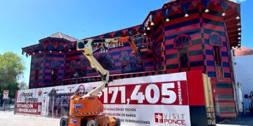 Por el tiempo que dure la reparación, sus guías ofrecerán información turística de Ponce y recorridos desde en el vestíbulo de la Casa Alcaldía. (Foto: Michelle Estrada Torres)