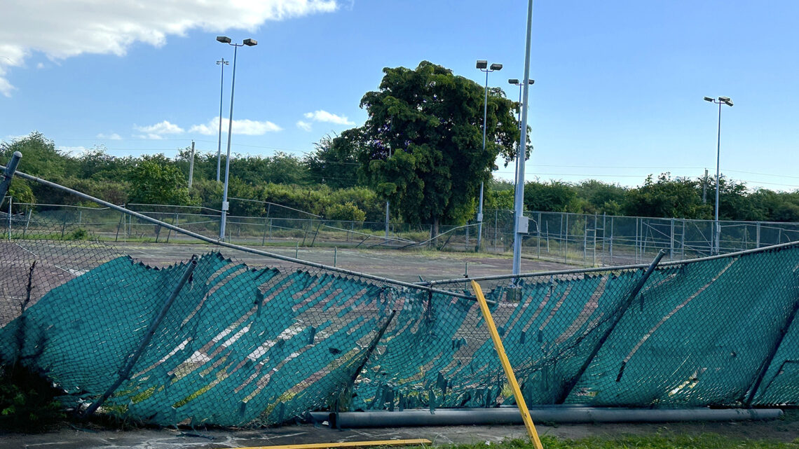 Cancha de tenis en el Polideportivo de Los Caobos en Ponce. (Foto: Michelle Estrada Torres / La Perla del Sur)