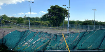 Cancha de tenis en el Polideportivo de Los Caobos en Ponce. (Foto: Michelle Estrada Torres / La Perla del Sur)