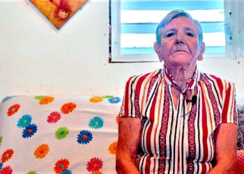 A sus 76 años, Ramona Cruz Sanabria es paciente de cáncer y cuidadora de dos hermanos, ambos con diversidad funcional. (Foto suministrada)
