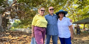 Carmen Asencio, Martín González y Migdalia Álvarez de COAMAR celebraron la conservación del espacio verde a perpetuidad. (Foto: Omar Alfonso)