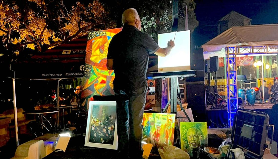 Artista pintando en vivo en Noches de la Bahía. (Foto: Visit Ponce / Facebook)