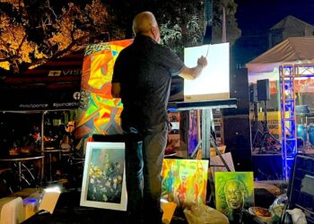 Artista pintando en vivo en Noches de la Bahía. (Foto: Visit Ponce / Facebook)