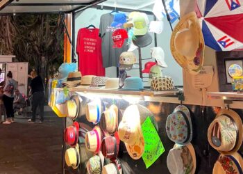 Quioscos navideños en la Plaza Las Delicias en Ponce. (Foto: Visit Ponce / Facebook)