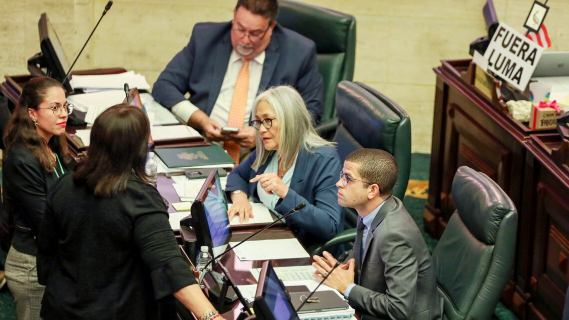 Representantes José Bernardo Márquez, Lissie Burgos y Denis Márquez. (Foto archivo)