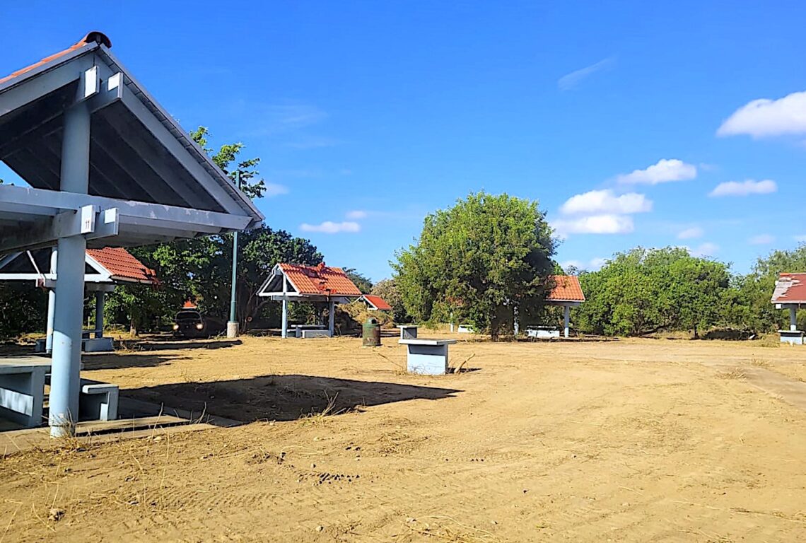 Aunque todavía no han concluido sus labores de limpieza, ya volvieron a ser visibles los emblemáticos tejados color terracota de los gazebos y el resto de las atracciones. (Foto suministrada)