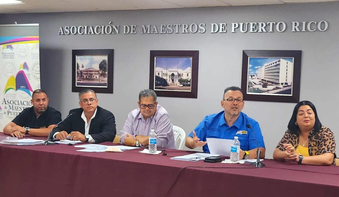 Representantes de la Asociación de Maestros de Puerto Rico. (Foto: AMPR / Facebook)