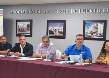 Representantes de la Asociación de Maestros de Puerto Rico. (Foto: AMPR / Facebook)