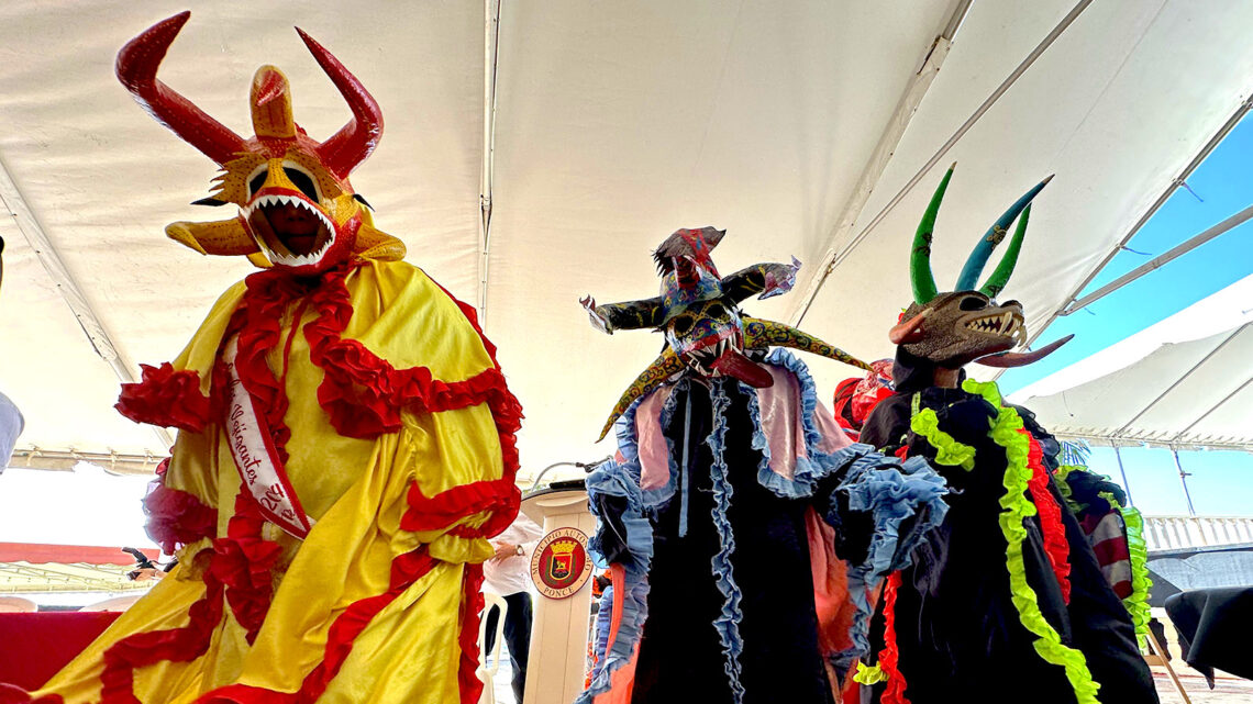 Vejigantes en la conferencia de prensa del Carnaval Ponceño. (Foto: Michelle Estrada Torres)