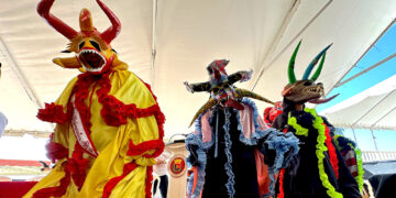 Vejigantes en la conferencia de prensa del Carnaval Ponceño. (Foto: Michelle Estrada Torres)