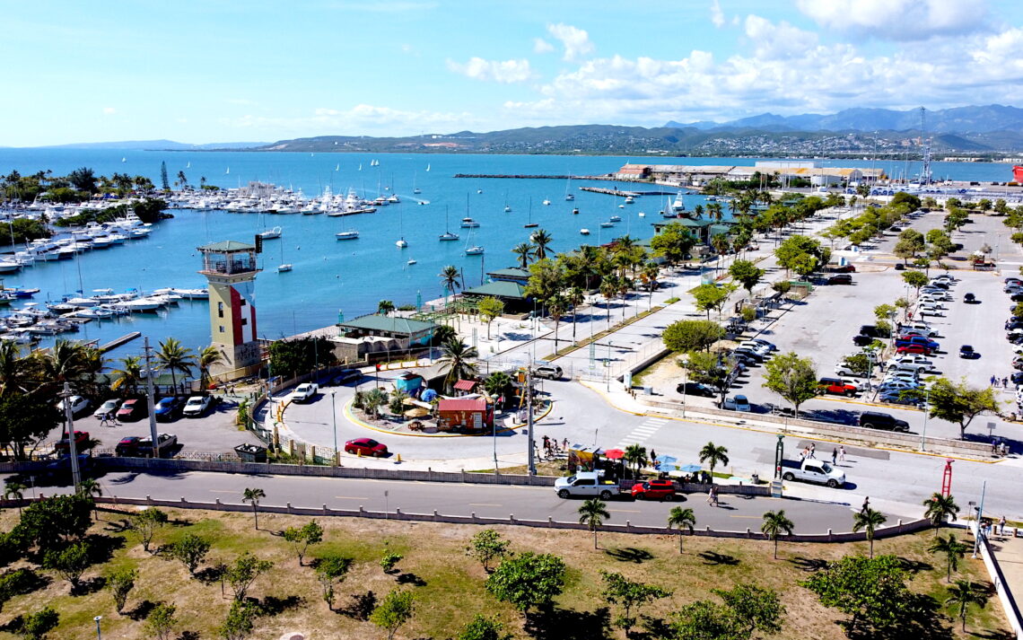 “Hay que tumbarlo todo, porque tenemos que hacer unos pilotes resilientes para futuros eventos. Eso lo impacta todo, la tarima, los quioscos y el edificio del medio”, detalló Javier Deyá Figueroa, director de Reconstrucción del Gobierno Municipal de Ponce. (Foto: Pedro Rivera / Dreamstime.com)