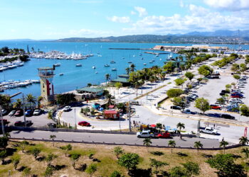 “Hay que tumbarlo todo, porque tenemos que hacer unos pilotes resilientes para futuros eventos. Eso lo impacta todo, la tarima, los quioscos y el edificio del medio”, detalló Javier Deyá Figueroa, director de Reconstrucción del Gobierno Municipal de Ponce. (Foto: Pedro Rivera / Dreamstime.com)