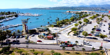 “Hay que tumbarlo todo, porque tenemos que hacer unos pilotes resilientes para futuros eventos. Eso lo impacta todo, la tarima, los quioscos y el edificio del medio”, detalló Javier Deyá Figueroa, director de Reconstrucción del Gobierno Municipal de Ponce. (Foto: Pedro Rivera / Dreamstime.com)