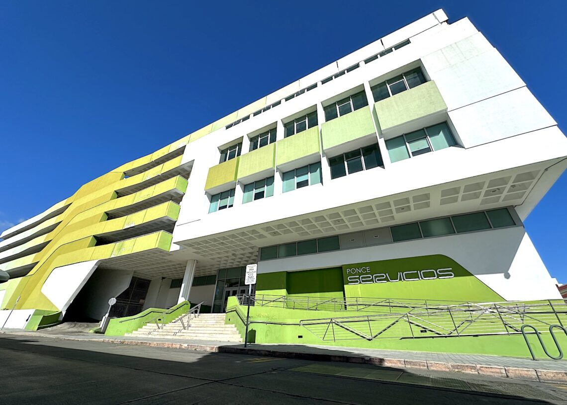 El edificio Juan Bigas, también conocido desde el 2013 como Ponce Servicios,ocupa una manzana entera en el centro urbano de Ponce, entre las calles Mayor, Estrella, Guadalupe y Salud. (Foto: Michelle Estrada Torres)