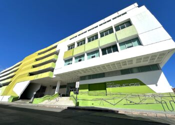 El edificio Juan Bigas, también conocido desde el 2013 como Ponce Servicios,ocupa una manzana entera en el centro urbano de Ponce, entre las calles Mayor, Estrella, Guadalupe y Salud. (Foto: Michelle Estrada Torres)