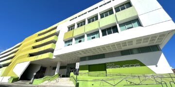 El edificio Juan Bigas, también conocido desde el 2013 como Ponce Servicios,ocupa una manzana entera en el centro urbano de Ponce, entre las calles Mayor, Estrella, Guadalupe y Salud. (Foto: Michelle Estrada Torres)