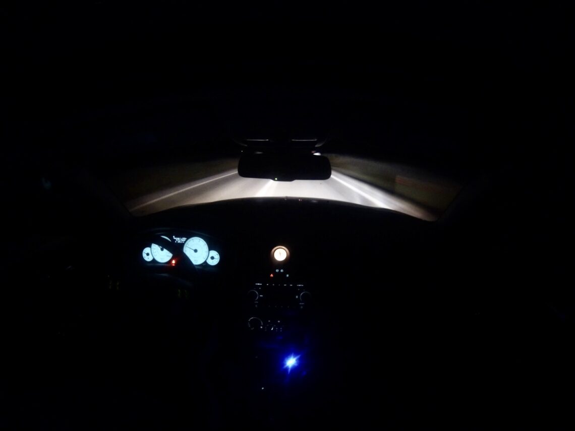 Aun cuando el grueso de su actividad ocurre en horario nocturno, la instalación carece de accesos y vías iluminadas, en perjuicio de transportistas y viajeros. (Foto archivo)