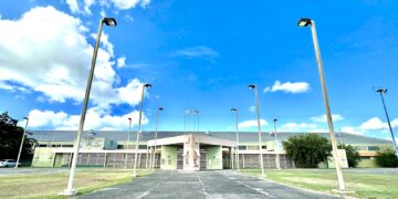 Las obras abarcarán las canchas de tenis, el parque de béisbol y el complejo multiusos, reveló el jefe de la Oficina de Reconstrucción de la alcaldía, Javier Deyá Figueroa. (Foto: Michelle Estrada Torres)