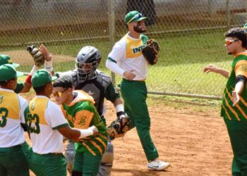 Los Tigres celebran su triunfo en el primer partido de la final del béisbol de la LAI. (Foto suministrada)