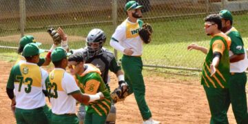Los Tigres celebran su triunfo en el primer partido de la final del béisbol de la LAI. (Foto suministrada)