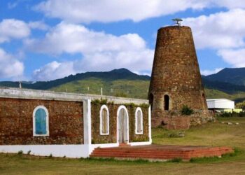 Las ruinas de Vives son de las escasas muestras existentes en la isla de los ingenios azucareros que fueron impulsados ​​por molinos de viento durante el siglo XIX. (Foto: visitaguayama.com)